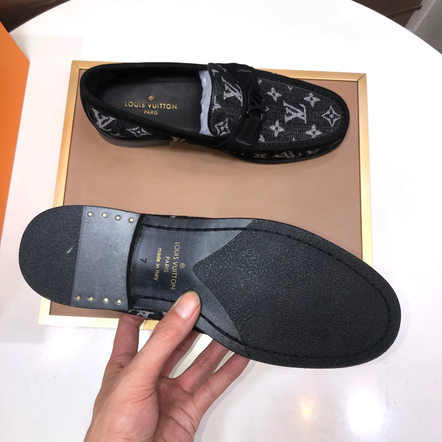 Men's men's shoes💰540💰[LV] (original single cowhide lining)🍀LV's latest genuine leather business suit shoes are available on the official website at the same time. The first-layer cowhide imported from Italy is made of heavy gold, and the official website has a 1:1 rubber outsole. Versatile to wear, high-end without losing class, and the color combination is extraordinary. This four-season style is alluring when worn on your feet, showing off your big-name flair. Standard code 38-45 (45 customized)